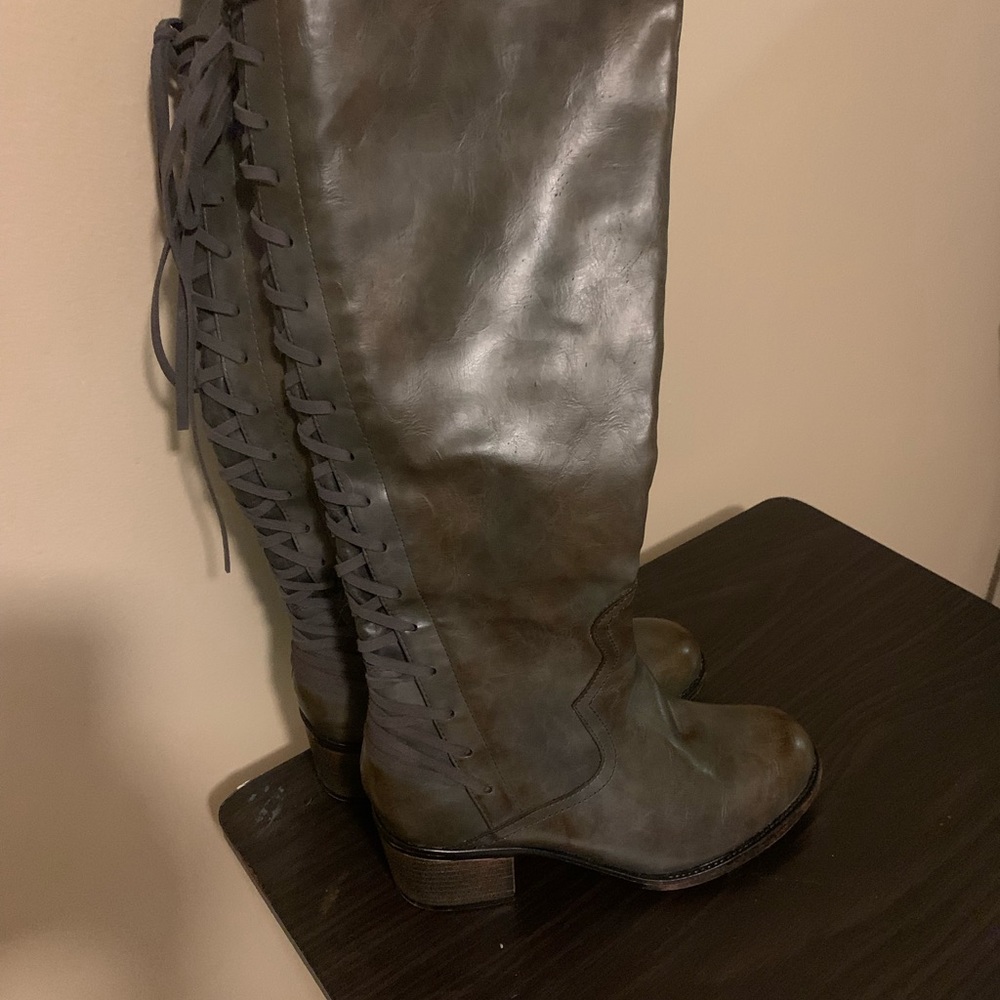 Brand unknown, women’s size 8